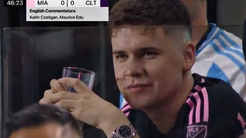 Durante la transmisión del partido del Inter Miami Bizarrap fue captado sin gafas ni gorra.