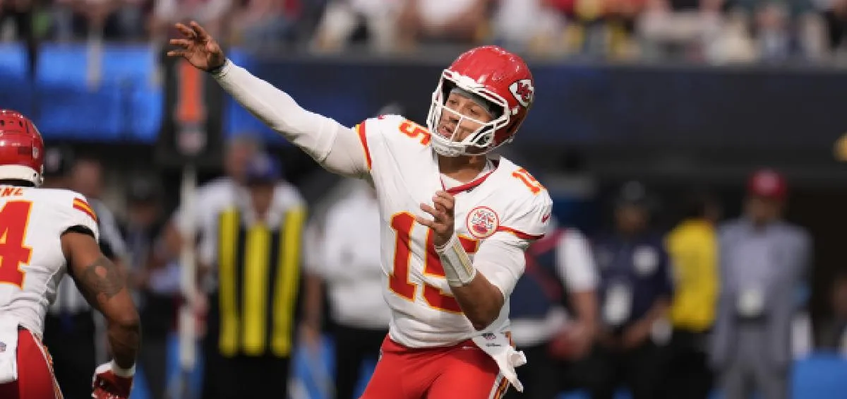 Mahomes hizo un pase de 54 de yardas para impulsar remontada