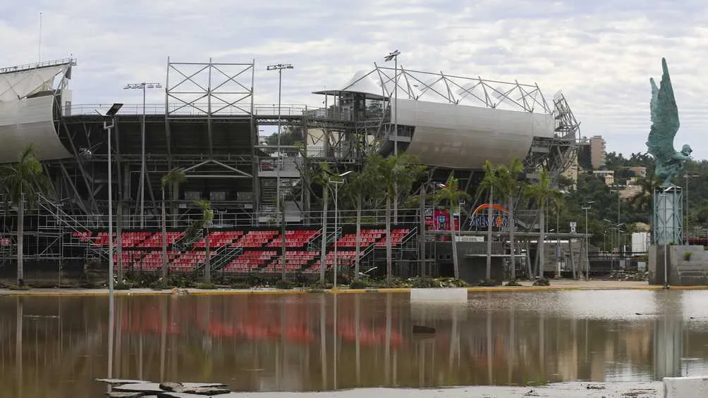 La zona turística del puerto de Acapulco está bajo el agua.
