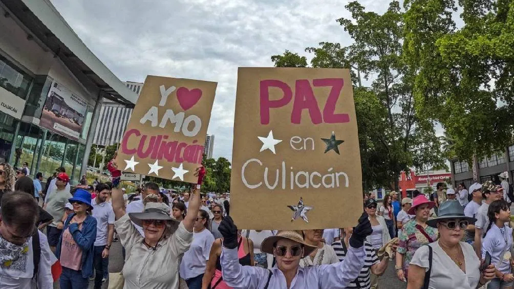 Vanguardia Entre las consignas que se escuchaban eran "Culichi que se respeta, busca la paz completa" .