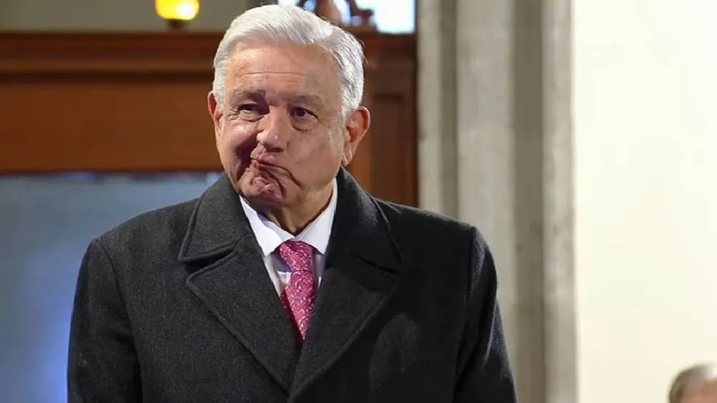 El tabasqueño no pudo ocultar las lagrimas al escuchar el tema.