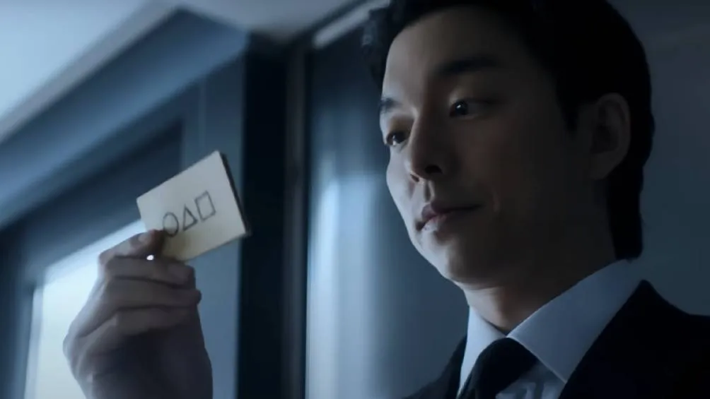 En el nuevo tráiler se puede observar a un hombre misterioso, con un traje elegante.