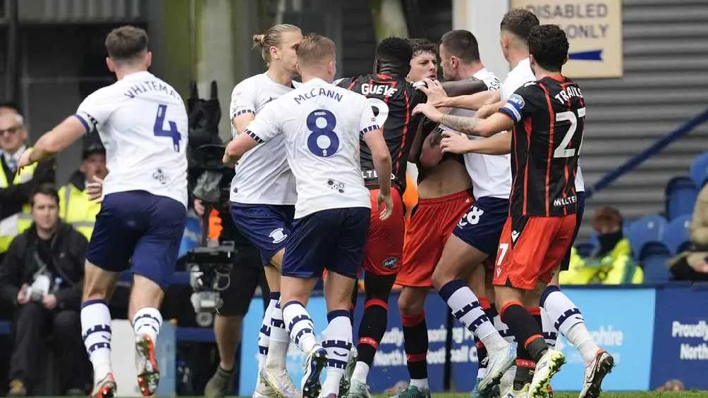 AP Mordió a su rival