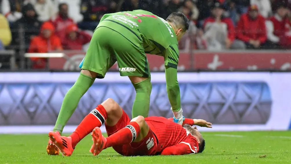 IMAGO7 Julio González y Paulinho chocaron