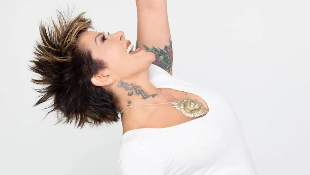 Alejandra Guzmán es conocida por su música en el género del rock y pop.