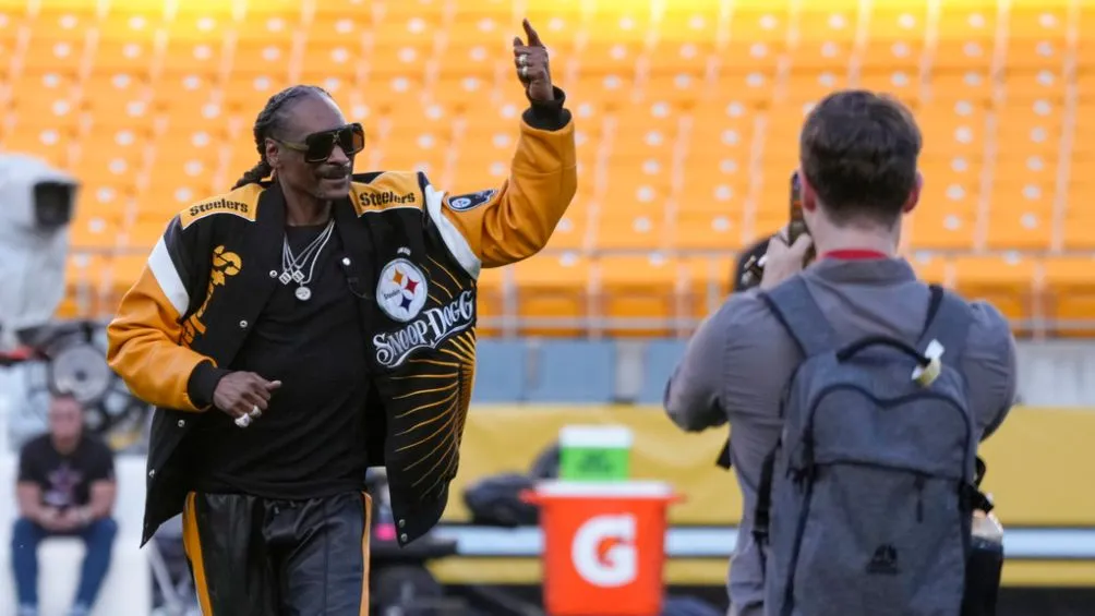 AP Snoop Dogg previo al arranque del partido
