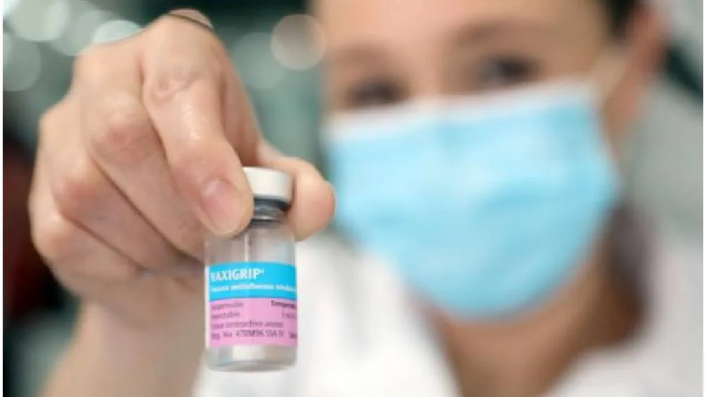 La vacuna va dirigida a toda la población sea o no derechohabiente.