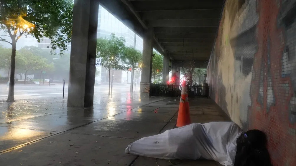 AP El Huracán Milton apenas tocará tierra en Florida