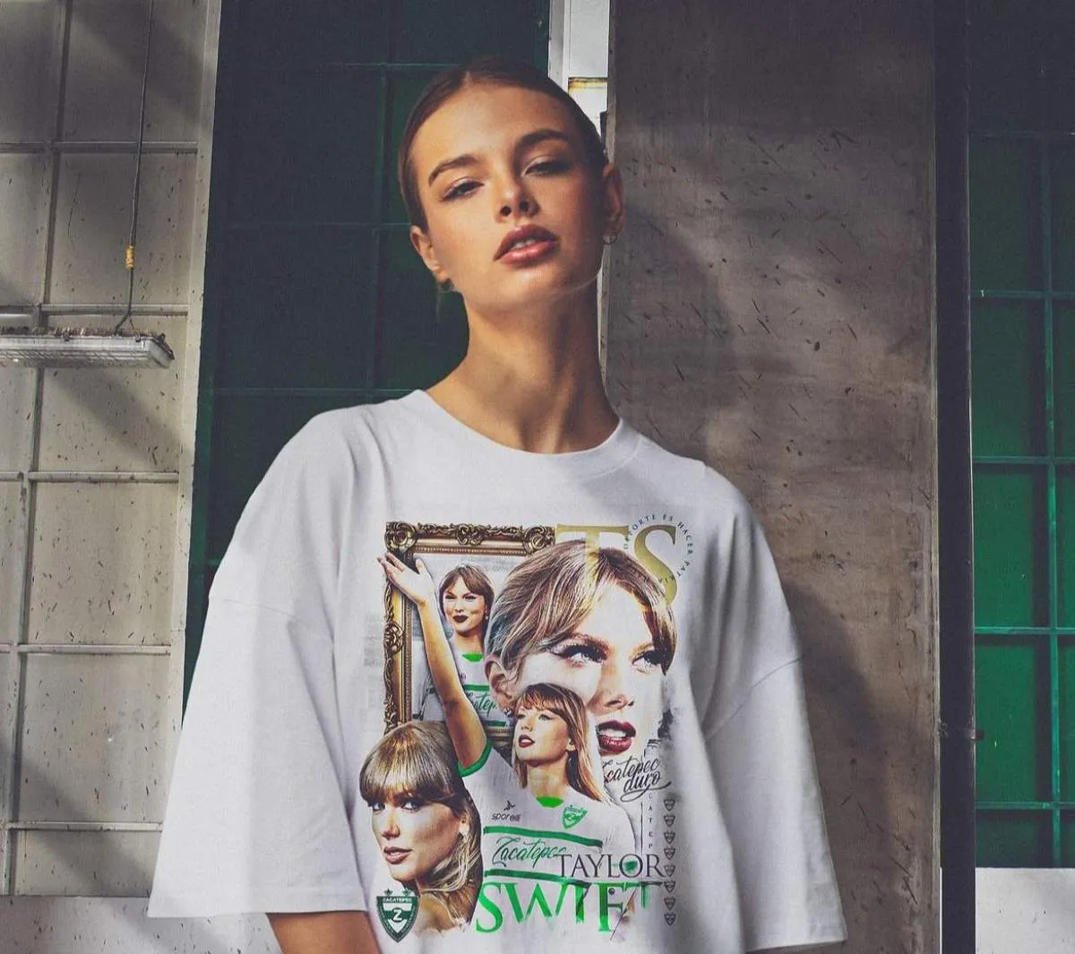 Una chica con una playera de Taylor