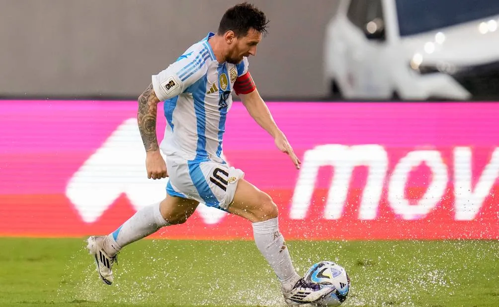 Messi controla el balón