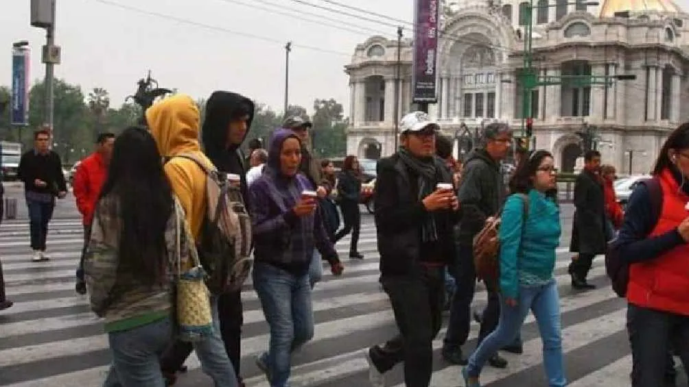 Se recomienda a la población salir a la calle con varias capas de ropa.