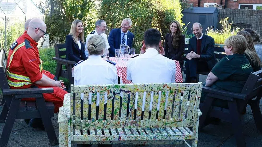 Twitter: @princeandprincessofwales Los Príncipes de Gales visitaron a familias de niñas asesinadas en meses pasados.