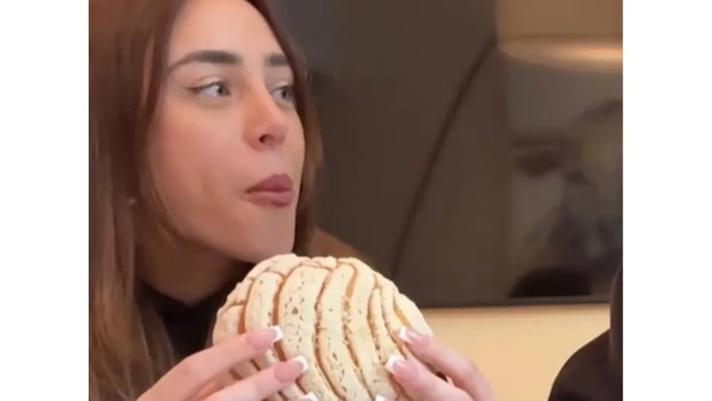 Momento de la reacción de Nicki Nicole al probar pan mexicano.