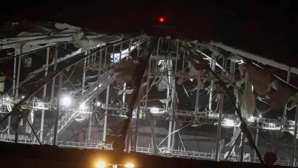 Huracán desprende techo del Tropicana Field