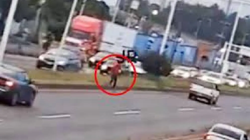 Así fue el momento que el hombre fingió el accidente.