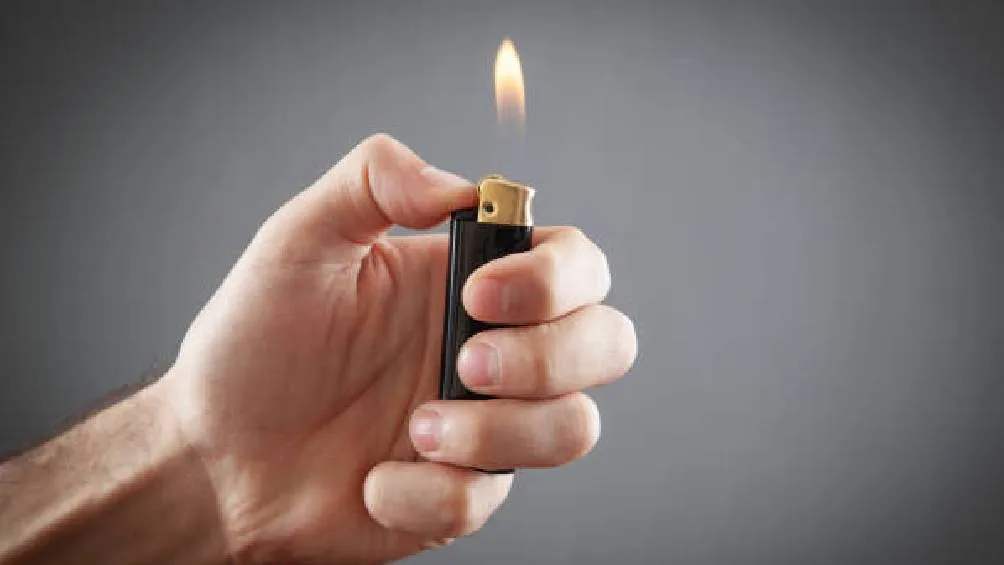 Dejar encendedores puede provocar una explosión dentro del auto.