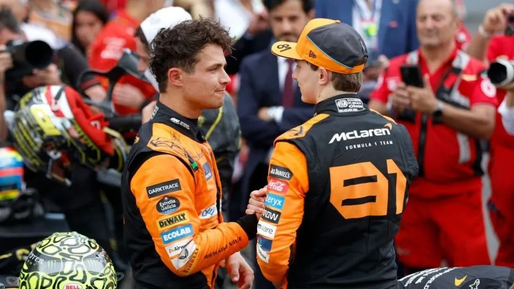 AP Lando junto a Piastri