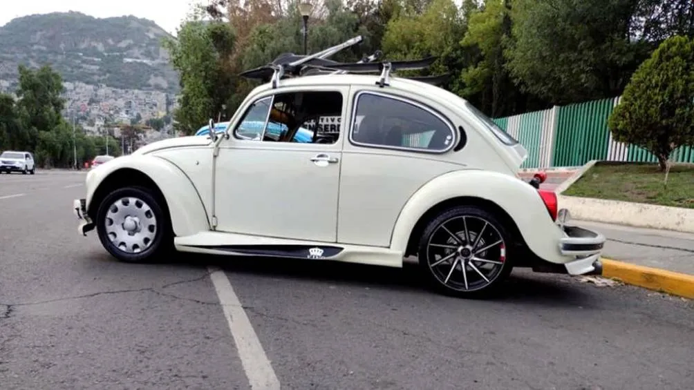 En un barrio de la CDMX el vocho se ve pasar por las calles.