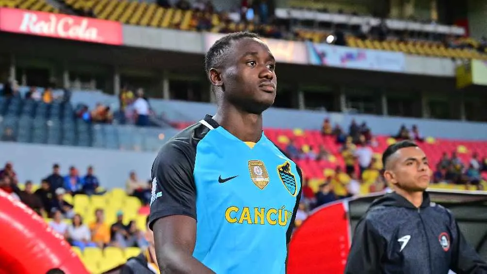 IMAGO7 Se fueron contra el futbolista africano