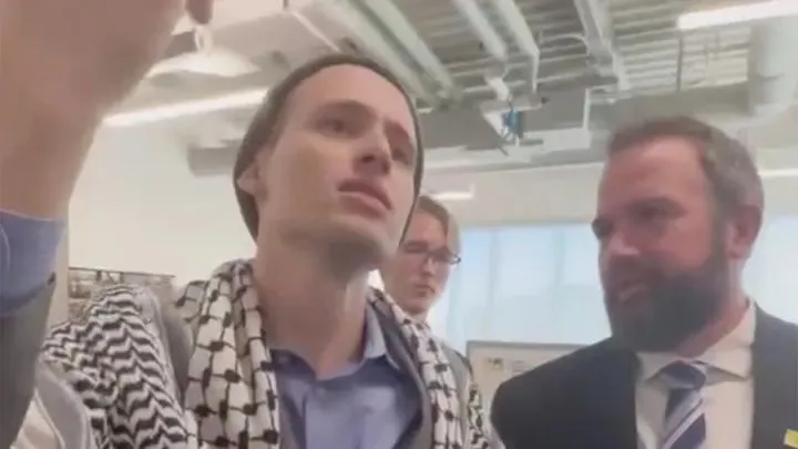 Manifestante enfrenta a Kamala Harris