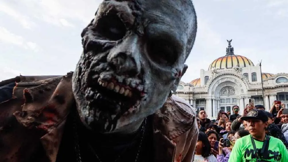 Las calles del Centro Histórico también fueron invadidas por la Marcha Zombie.