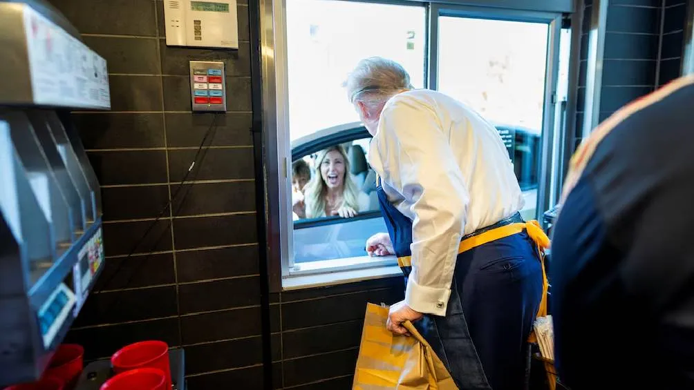 Trump asegura que Harris no trabajó en la cadena de comida rápida como ella lo dice.