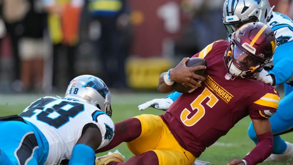 AP Jayden Daniels parece tener una lesión menor