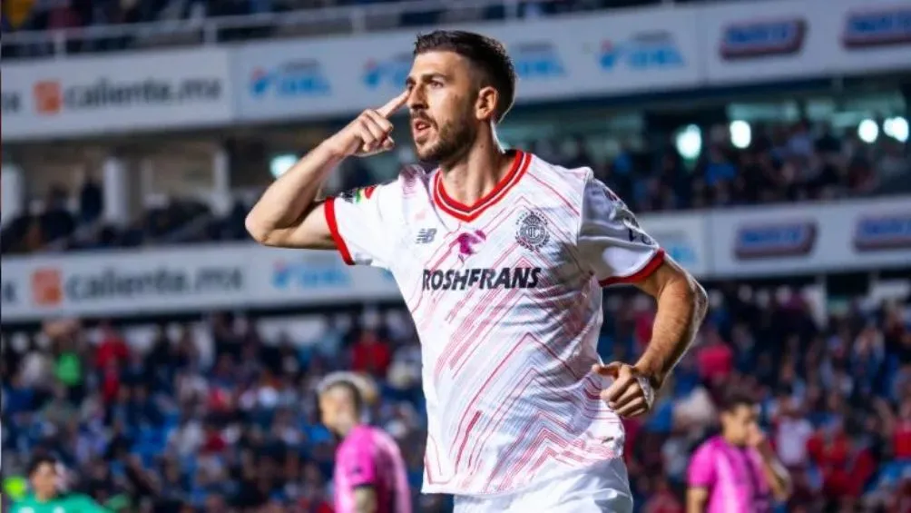 Paulinho celebra gol ante Querétaro