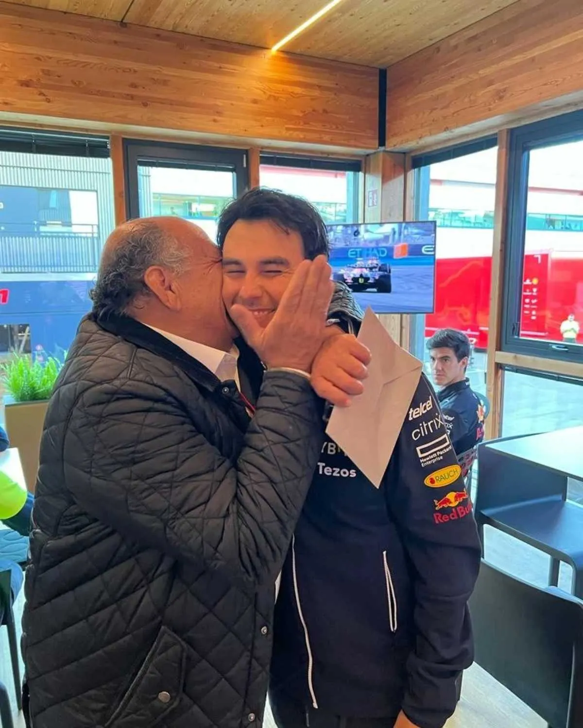 CAPTURA DE PANTALLA: X Padre e hijo abrazados