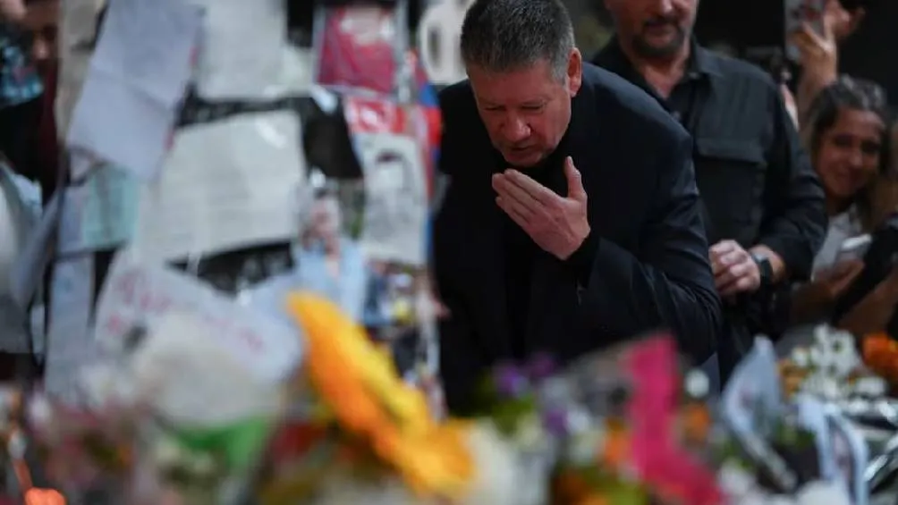 El padre de Liam Payne, llegó a Argentina y visitó el altar a su hijo.