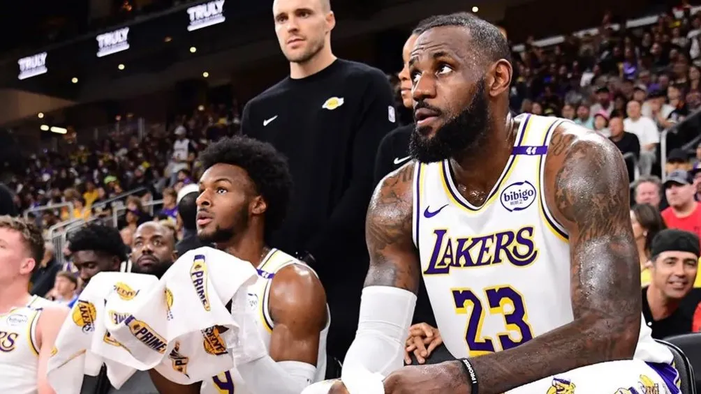 X: @DimeAlerts LeBron James y su hijo Bronny James en Lakers