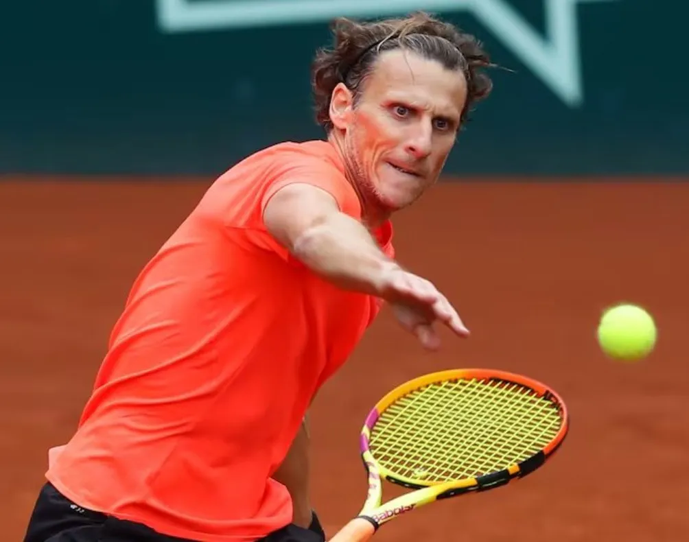 Diego Forlán practicando tenis
