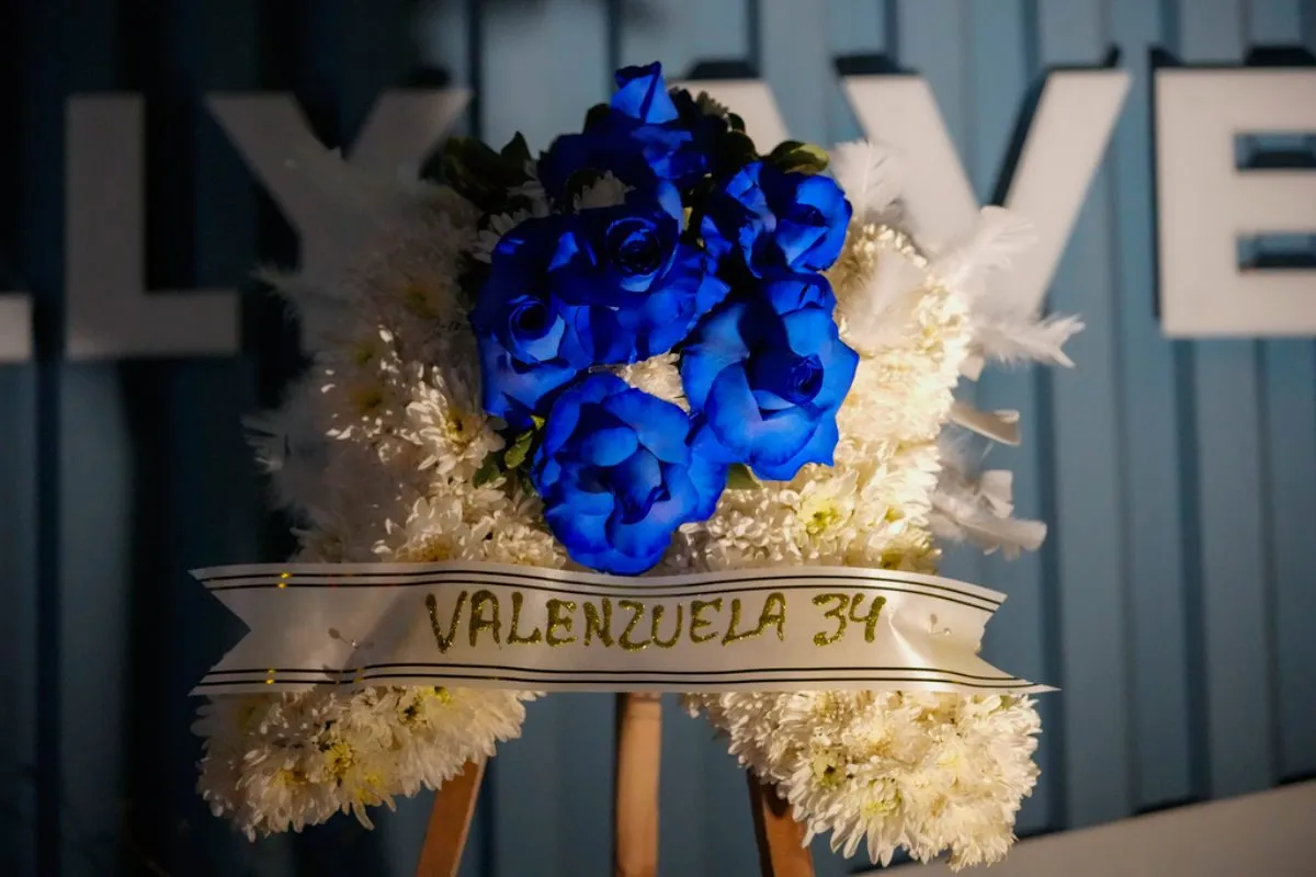 Los fans llevaron flores al estadio