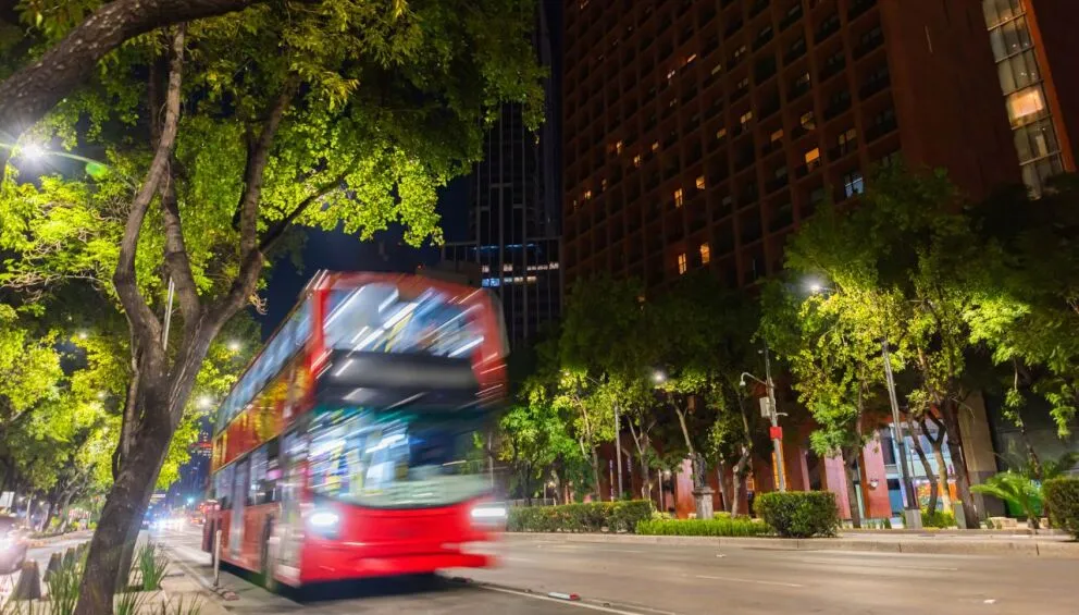 La propuesta "Ciudad Nocturna", presentada por la diputada Silvia Sánchez, tiene como objetivo mejorar el transporte público nocturno