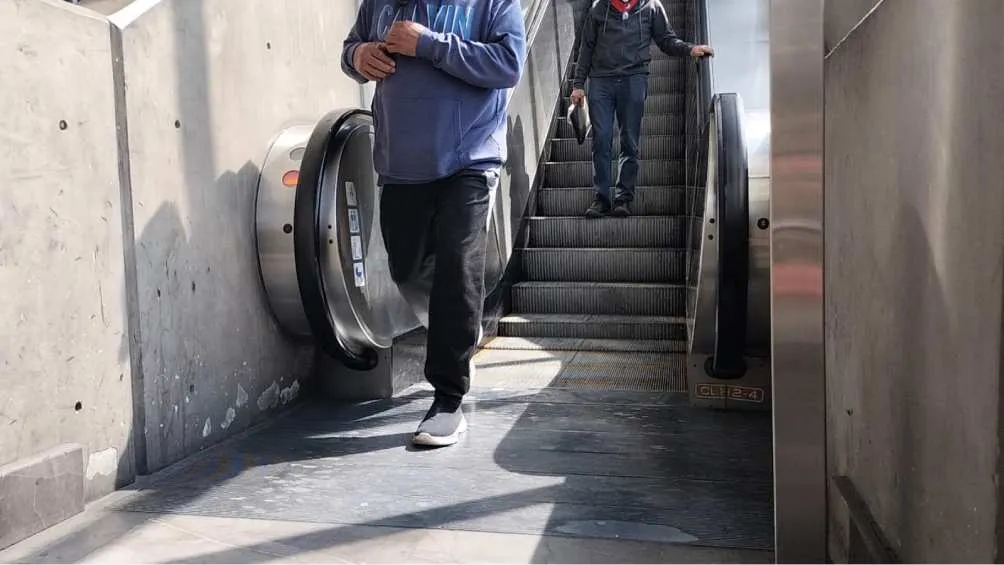 Twitter: @MetroCDMX La escaleras eléctricas son de vital importancia para los usuarios del Metro.