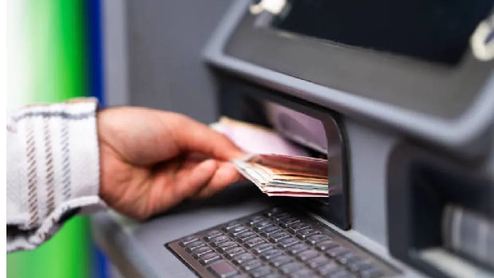 Para identificar un billete falso hay varias caracteristicas entre ellas Hilo 3D e hilo dinámico.