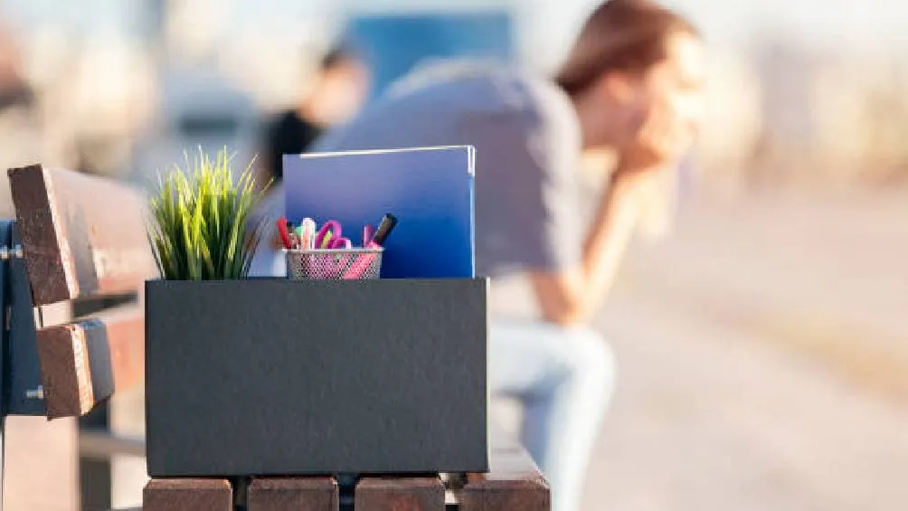 La ley establece que la falta de documentos necesarios para realizar el trabajo, si es responsabilidad del trabajador, puede llevar a la terminación del contrato.