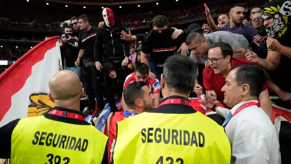 AP Afición del Atlético de Madrid descontrolada en el Derbi