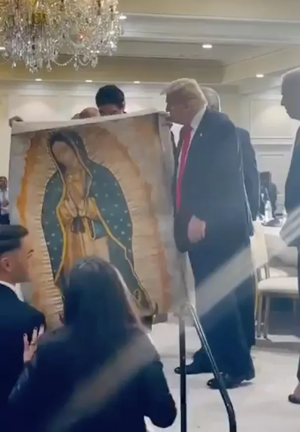 Eduardo Verástegui se le acercó a Donald Trumpo para regalarle una Virgen de Guadalupe.