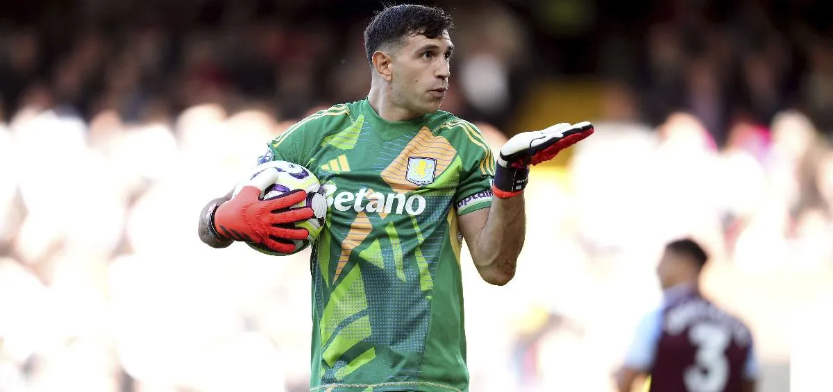 AP Dibu con el Aston Villa