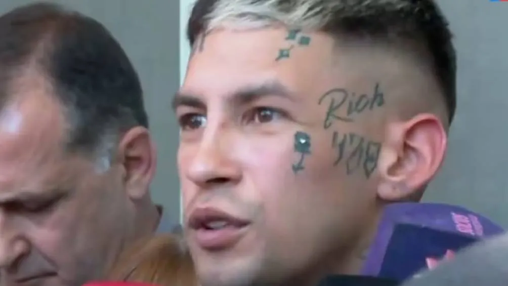 El cantante dio sus declaraciones al salir del juicio.