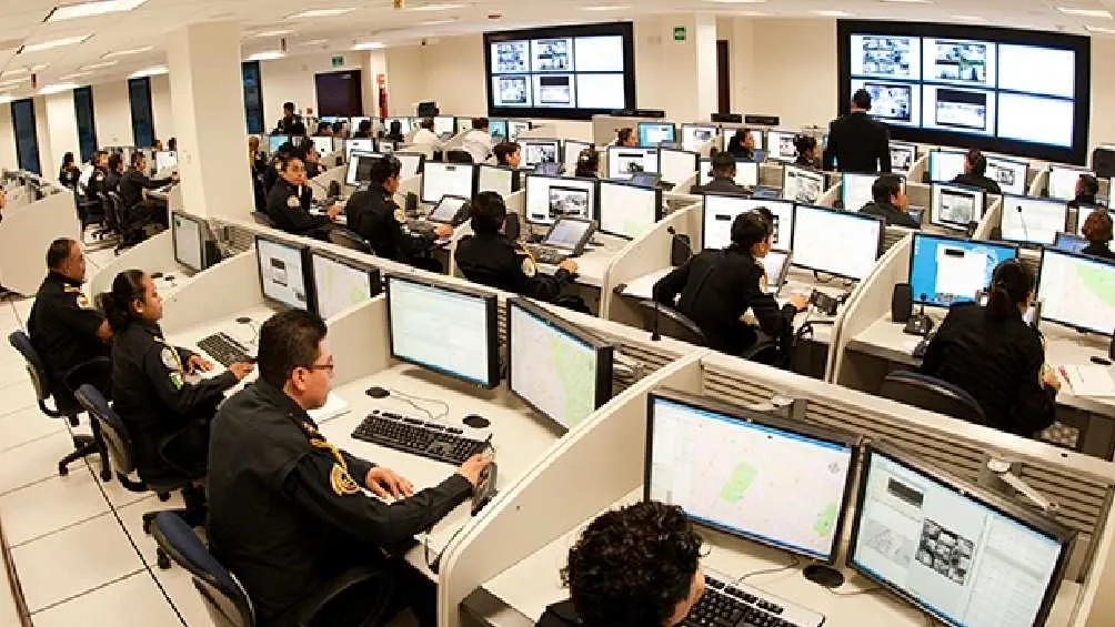 C5 Gobierno CDMX Operados monitorean en tiempo real lo que es captado por las cámaras.