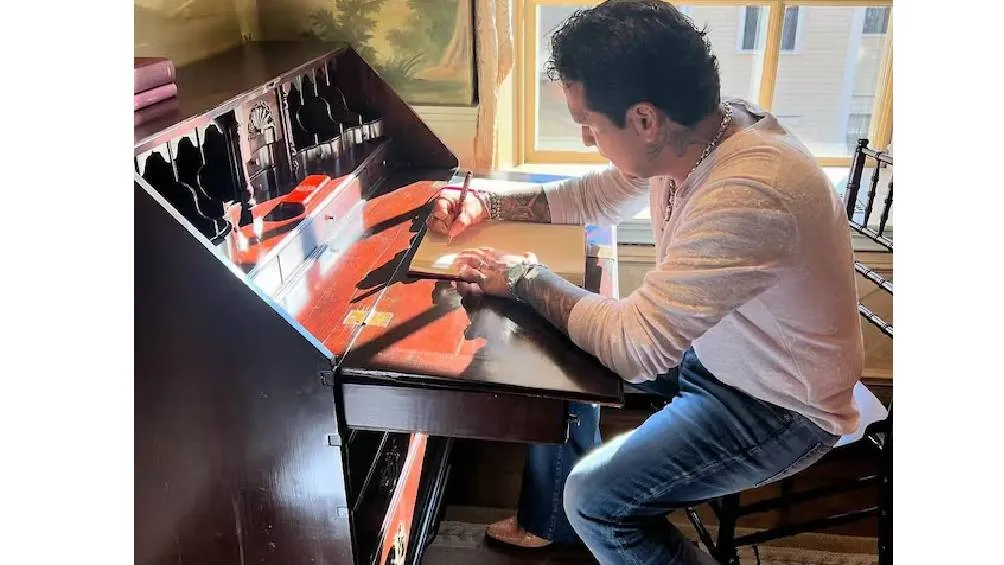 @nelssiecarrillo La Universidad premió al cantante por su impacto de su música regional en el extranjero.