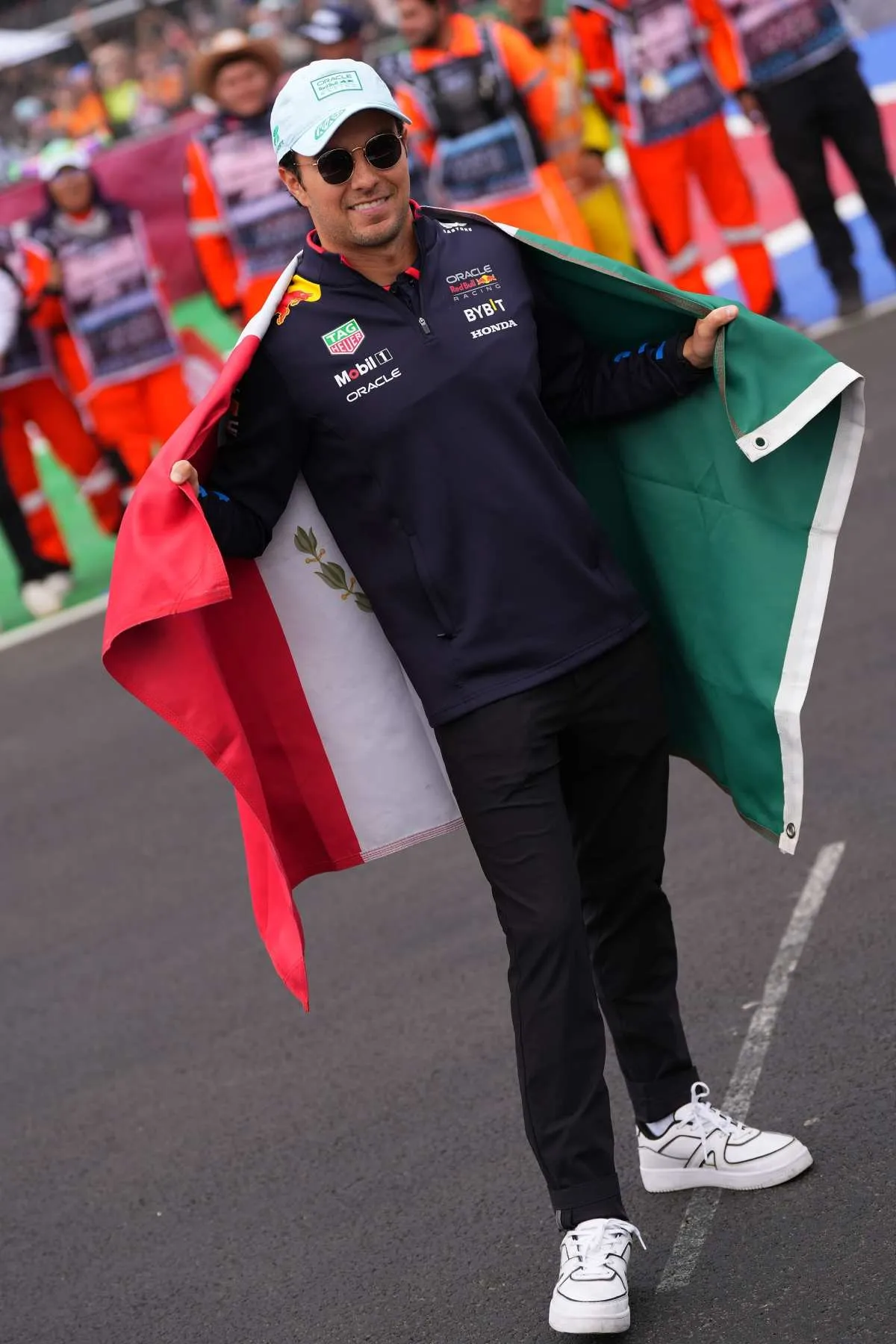 Enfundado en la bandera mexicana