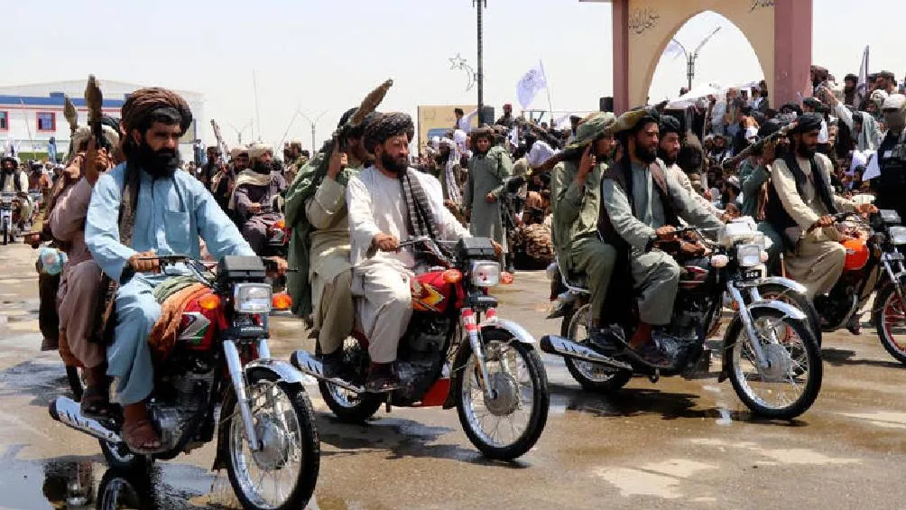 Los talibanes justifican sus severas restricciones contra las mujeres como una forma de prevenir que &quot;tienten y tienten a otros&quot;.