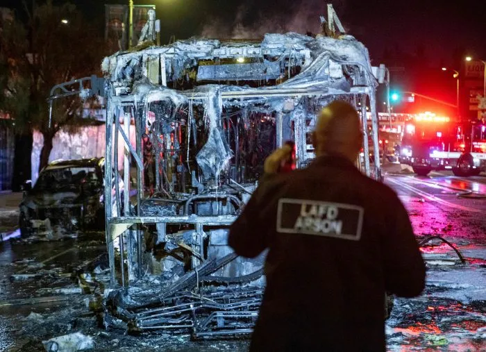 Autobús quemado tras las celebraciones