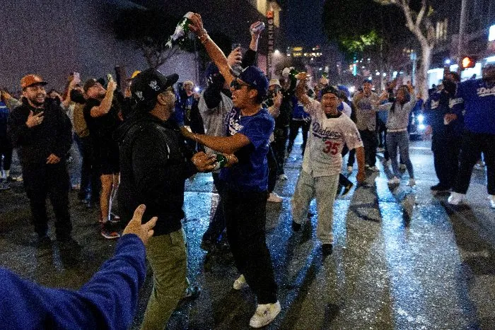 Fans de Dodgers en las calles de Los Ángeles