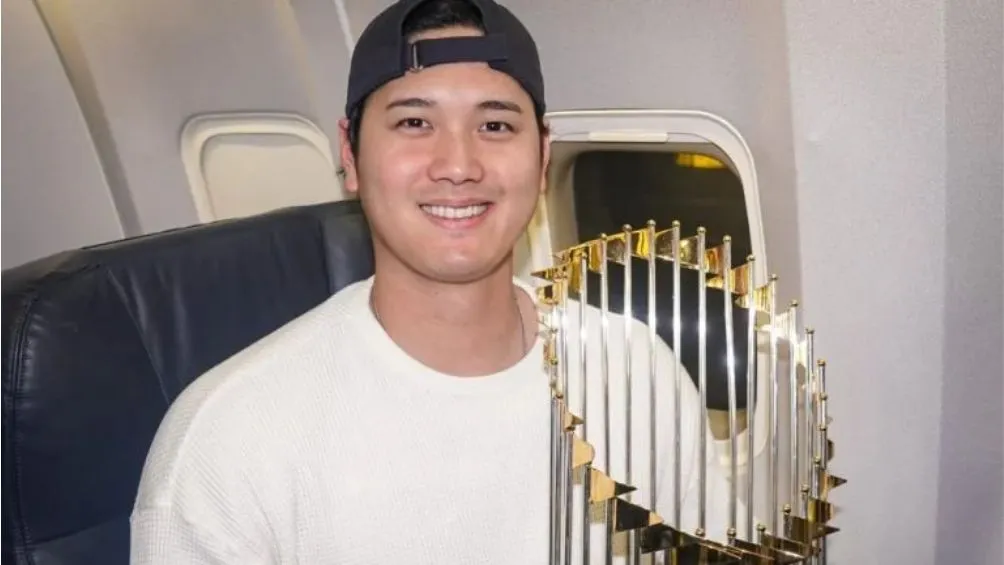 TWITTER: @Dodgers Ohtani con el Trofeo del Comisionado