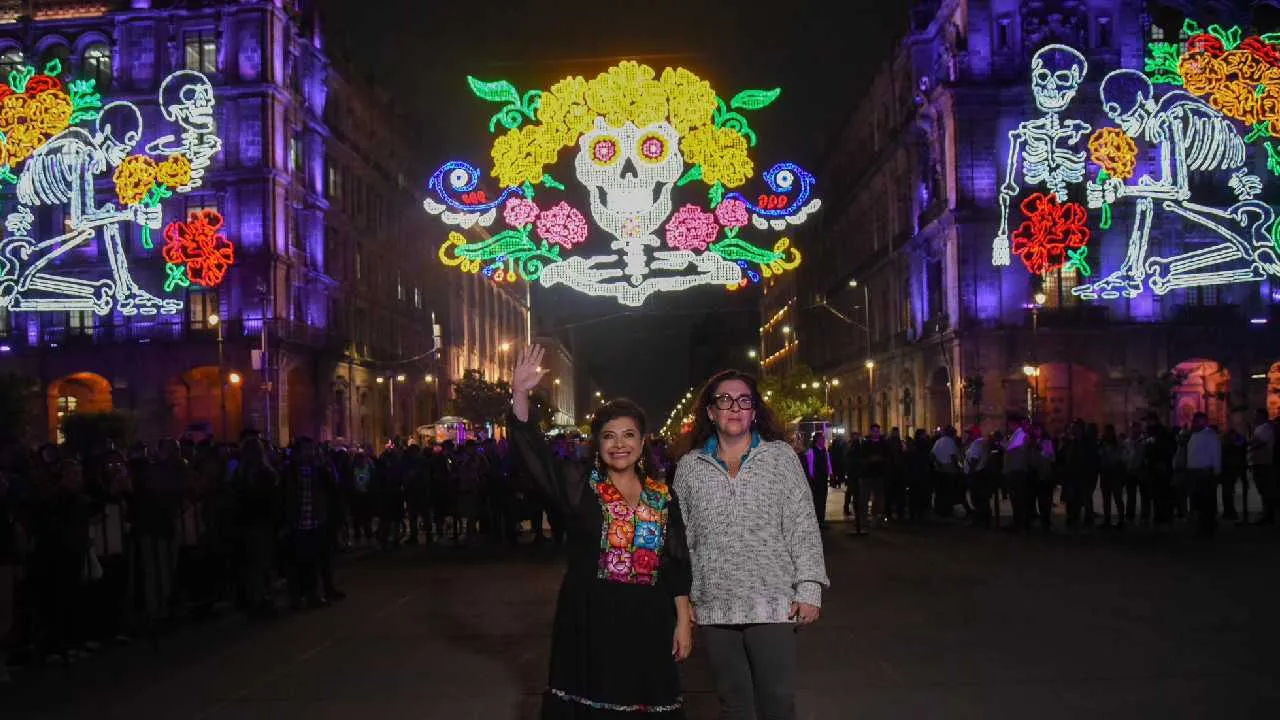 Twitter: @ClaraBrugadaM El alumbrado conmemorativo de Día de Muertos también luce espectacular.