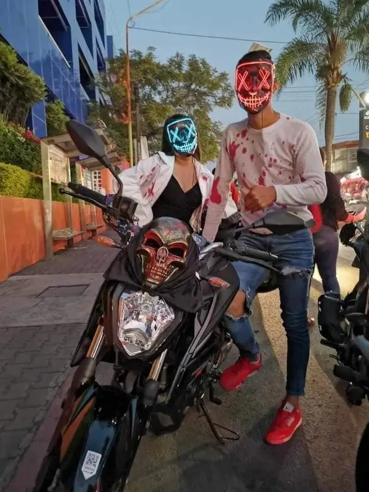 Redes Sociales Se le pide a los bikers portar casco reglamentario.